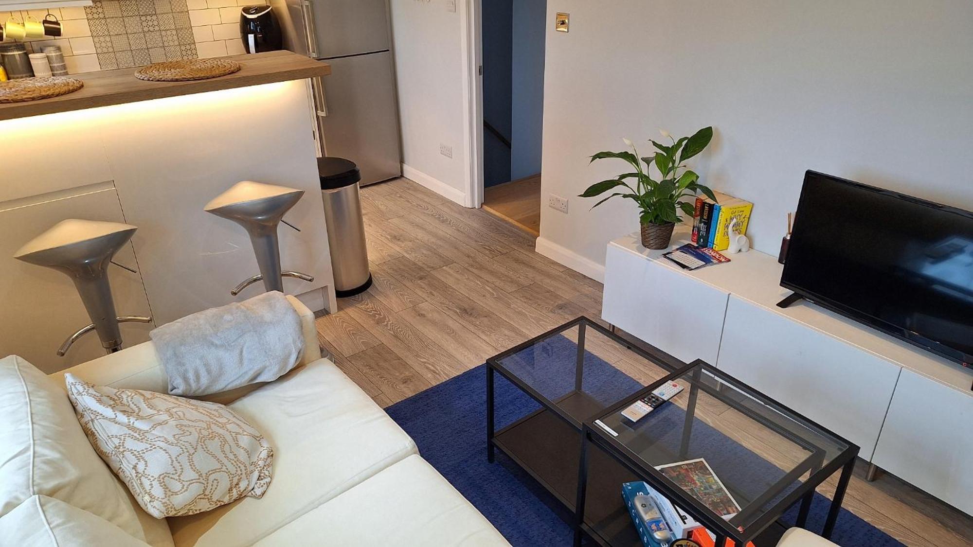 New 2 Bedrooms With Private Ensuite Bathrooms Near Heathrow * Ashford (Surrey)