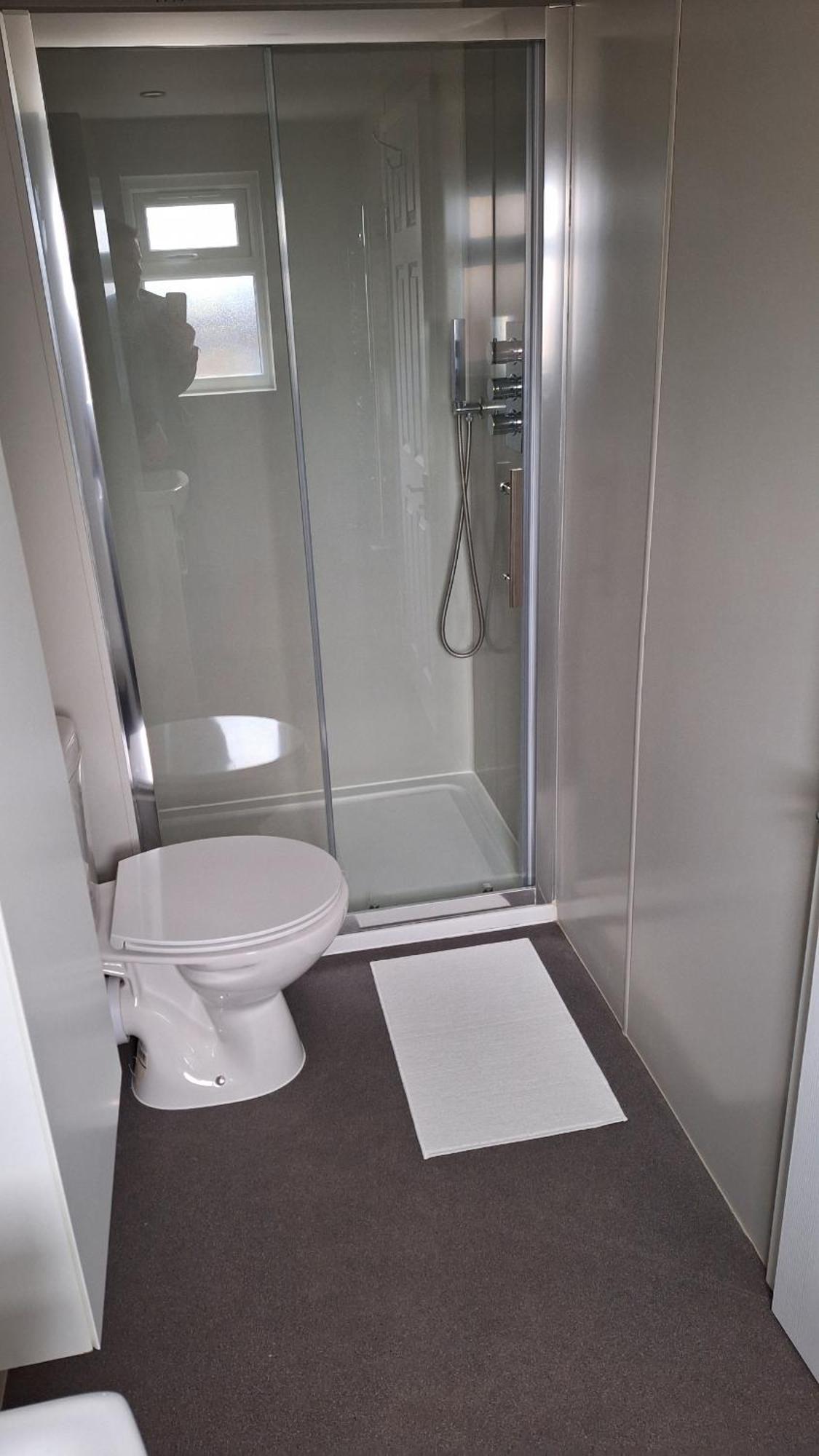 New 2 Bedrooms With Private Ensuite Bathrooms Near Heathrow *