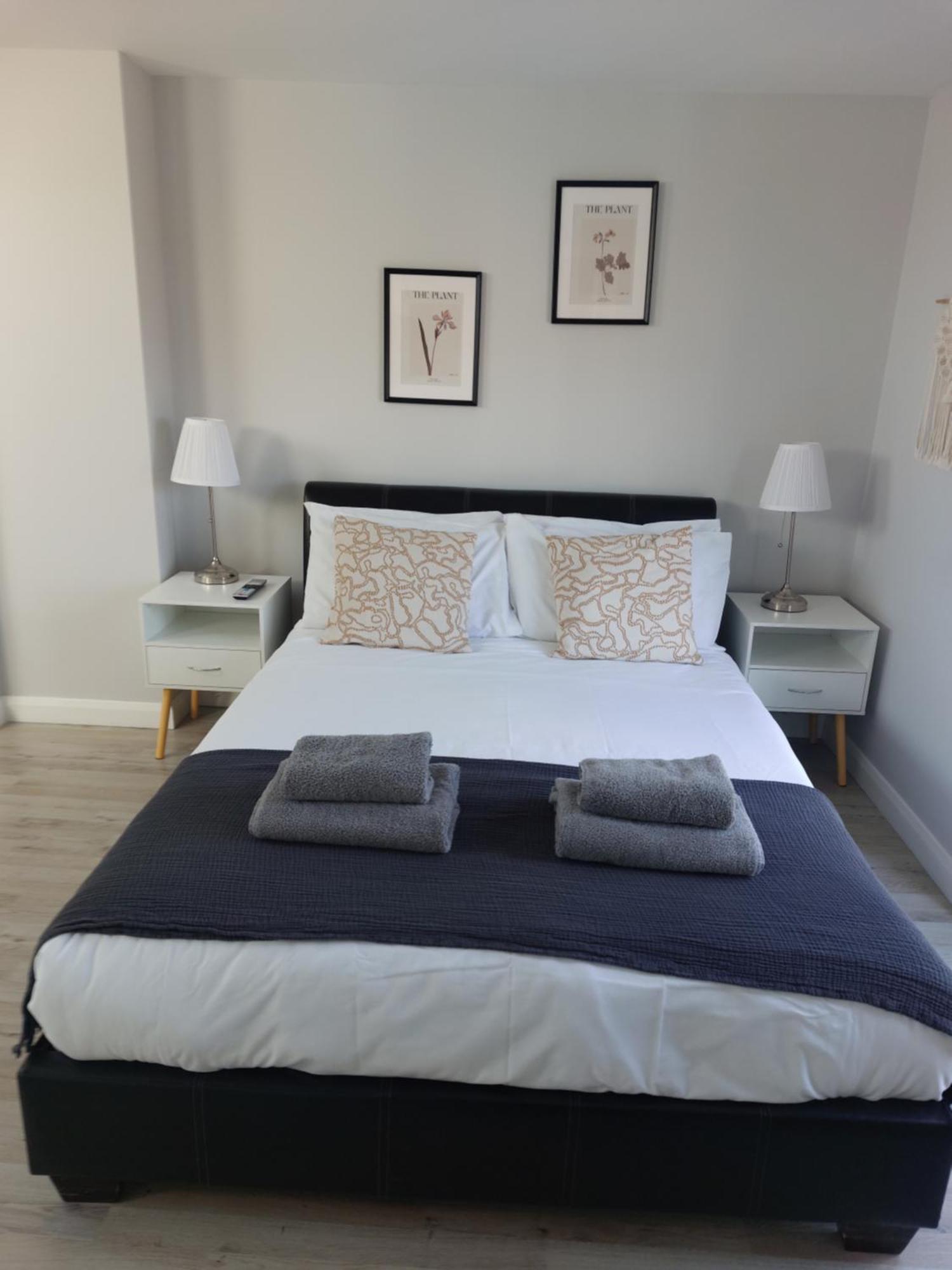 New 2 Bedrooms With Private Ensuite Bathrooms Near Heathrow * Ashford (Surrey)